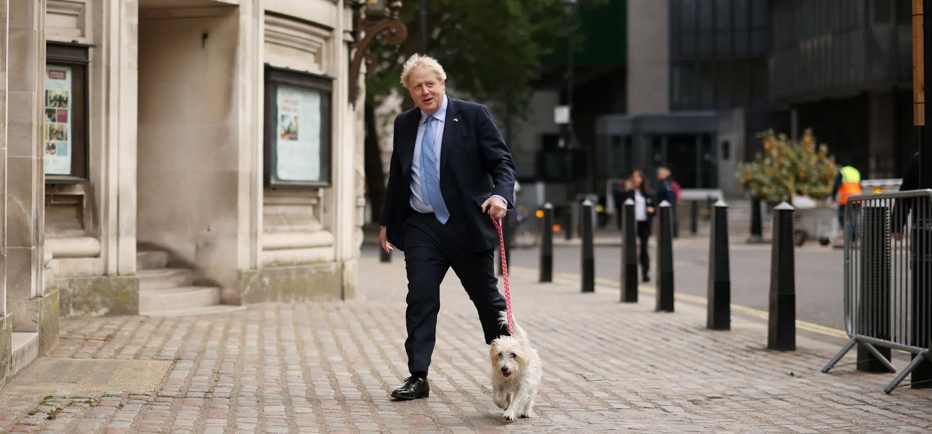 El primer ministro Boris Johnson llega a un colegio electoral para emitir su voto en las elecciones locales, Londres, Inglaterra. Fotografía: Dan Kitwood/Getty Images