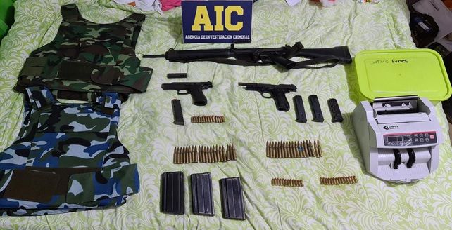 Armas y municiones halladas en la casa de la abuela de Lautaro Funes: un FAL; dos pistolas 9 milímetros y municiones.