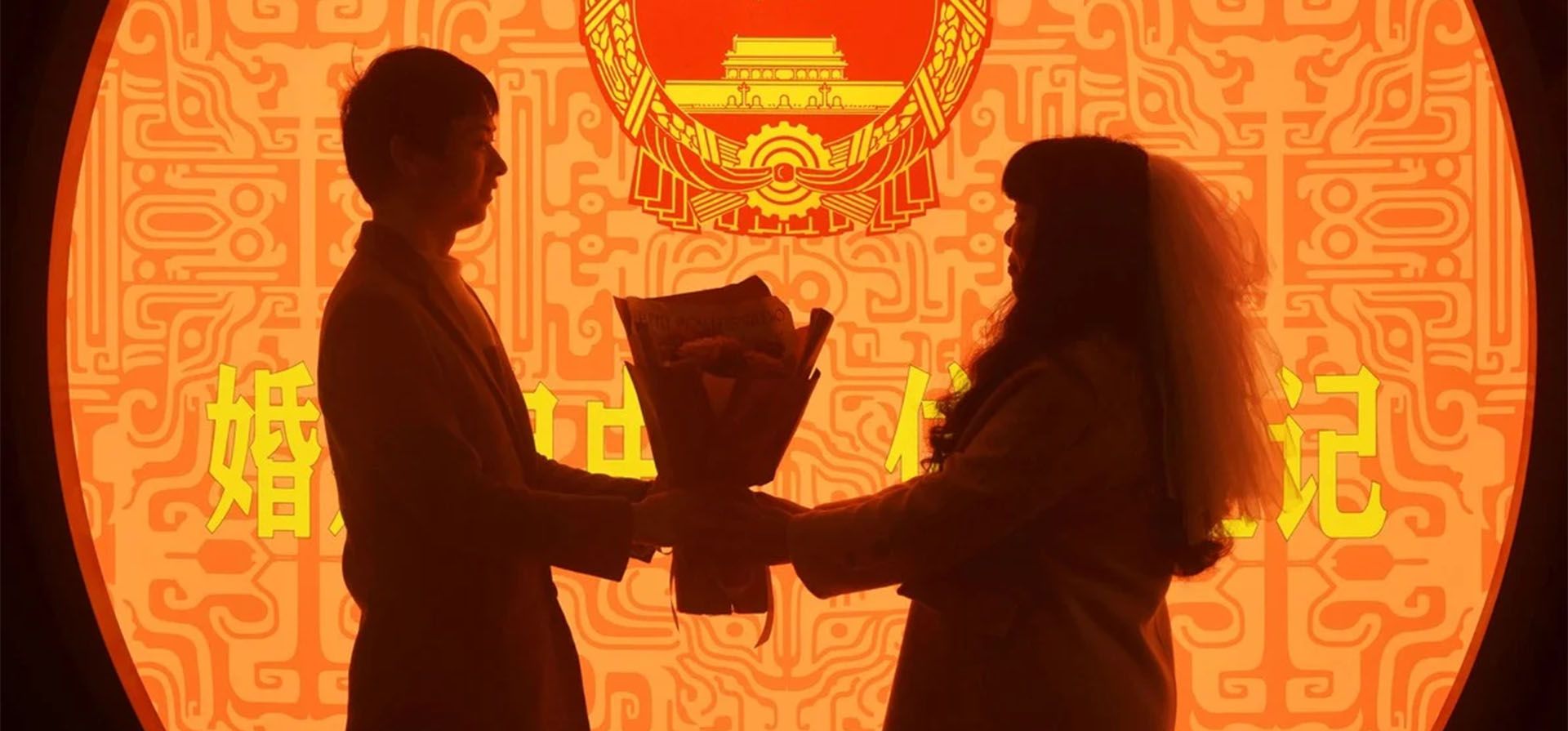 Una pareja de recién casados posa para las fotos en el Día de San Valentín en una oficina de registro de matrimonio en Hangzhou, provincia de Zhejiang, China 14 de febrero 2023. China Daily via REUTERS