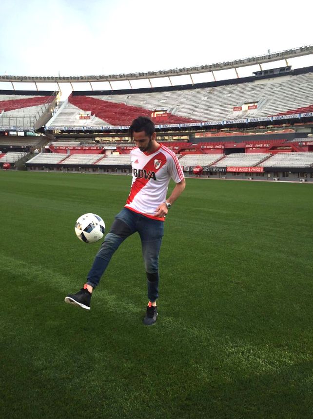 Larrondo firmó contrato con River y fue presentado a pura foto en el Monumental
