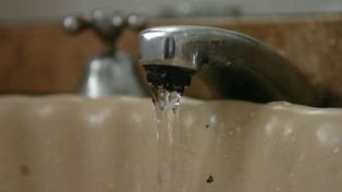 La alta demanda de agua genera complicaciones y el servicio no llega a barrios del norte 