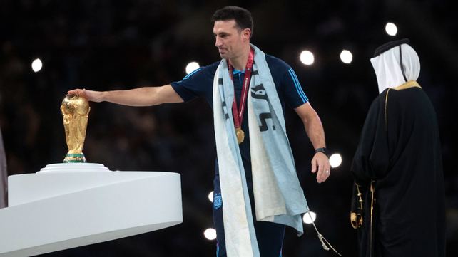 Lionel Scaloni acaricia la copa tras ganar el Mundial de Qatar.