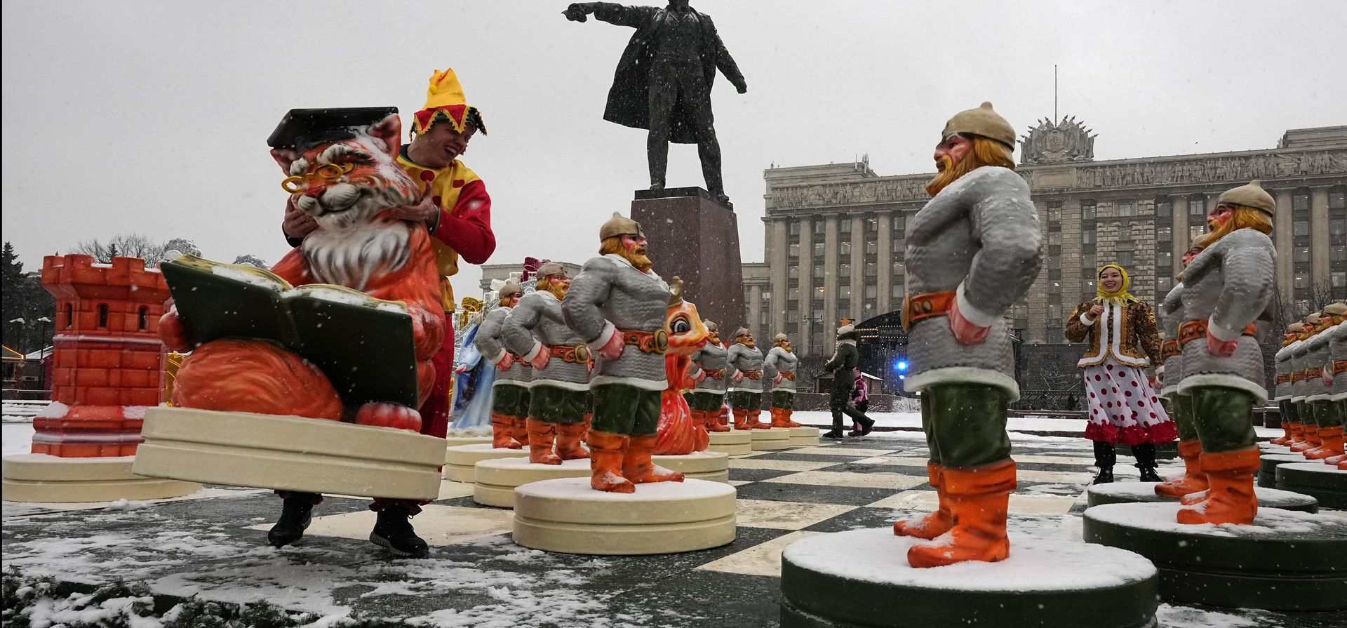 Actores callejeros juegan ajedrez con enormes piezas hechas con la forma de personajes de cuentos de hadas escritos por el famoso poeta ruso Alexander Pushkin, en San Petersburgo, Rusia, el viernes 22 de diciembre 2023, con una estatua del fundador de la Unión Soviética, Vladimir Lenin, al fondo. (Foto AP/Dmitri Lovetsky) Actores callejeros juegan ajedrez con enormes piezas hechas con la forma de personajes de cuentos de hadas escritos por el famoso poeta ruso Alexander Pushkin, en San Petersburgo, Rusia, el viernes 22 de diciembre 2023, con una estatua del fundador de la Unión Soviética, Vladimir Lenin, al fondo. (Foto AP/Dmitri Lovetsky)