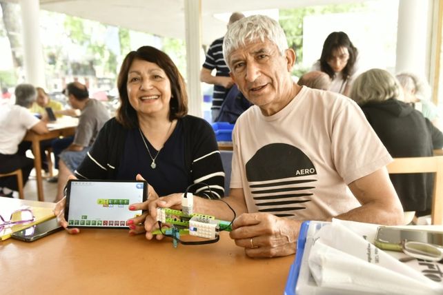 Estación Digital. Un grupo de adultos mayores participó de la programación de un robot en el Distrito Sur