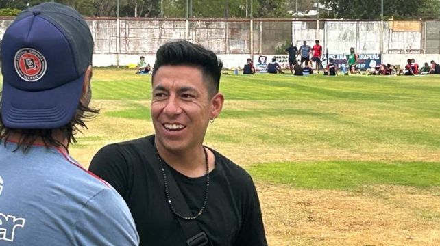 De visita. Sarmiento pasó por el Gabino y charló con Vizcarra. El DT piensa que el volante sería valioso.