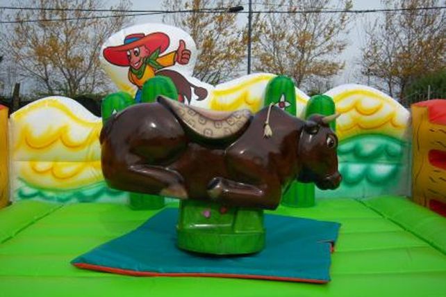 Una joven está grave al sufrir un paro cardíaco tras subirse a un toro mecánico