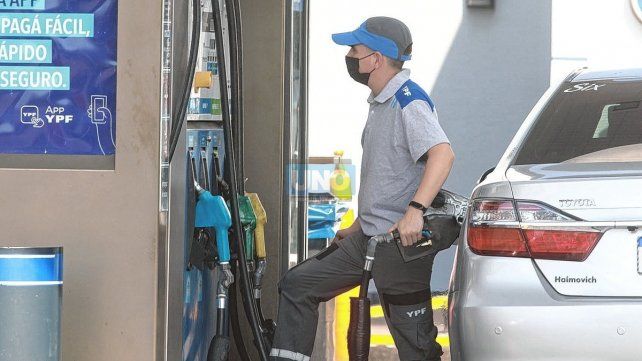 YPF también aumentó el precio de sus combustibles