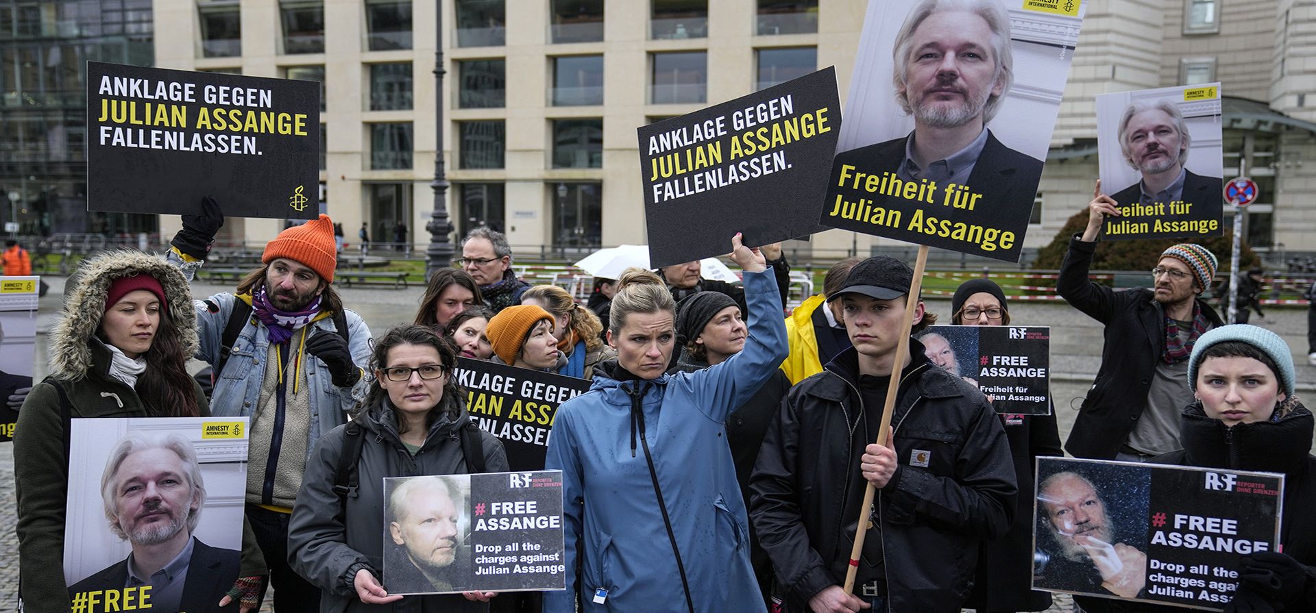 Manifestantes sostienen pancartas frente a los Tribunales Reales de Justicia en Londres, el martes 20 de febrero de 2024. El fundador de WikiLeaks, Julian Assange, presentará ante el tribunal su apelación final contra su inminente extradición a Estados Unidos. (Foto AP/Kirsty Wigglesworth) Manifestantes sostienen pancartas frente a los Tribunales Reales de Justicia en Londres, el martes 20 de febrero de 2024. El fundador de WikiLeaks, Julian Assange, presentará ante el tribunal su apelación final contra su inminente extradición a Estados Unidos. (Foto AP/Kirsty Wigglesworth)