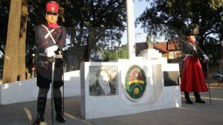 En la Plaza Belgrano de Paraná se realizó el acto por el Día de la Bandera