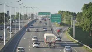 La avenida Circunvalación es una arteria estratégica para el flujo de camiones hacia los puertos de la región.