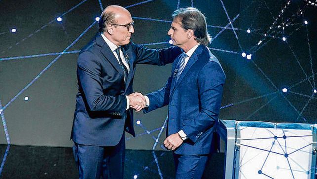 Debate. Martínez y Lacalle Pou se saludan al iniciar el debate televisivo.&nbsp;