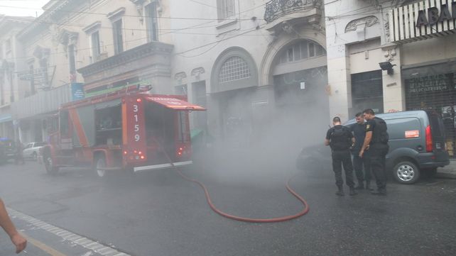 Conmoción por el incendio de un vehículo en una cochera del centro de ...
