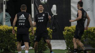 Previa. Di María realiza ejercicios con pelota en el predio de Ezeiza. Esta noche buscará desequilibrar del otro lado de la cordillera.