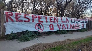 Hinchas leprosos colgaron una bandera en el predio de Bella Vista donde el plantel entrenará este lunes.
