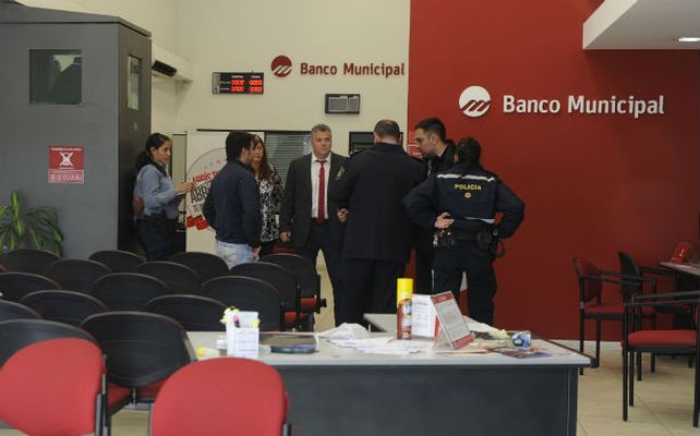 Los ladrones desordenaron el local y con una maza rompieron la puerta de la tesorería de la entidad.