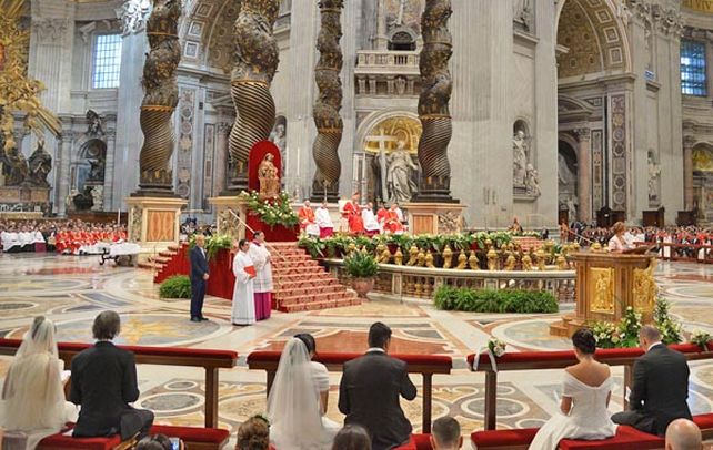 Francisco celebró ayer las 20 bodas