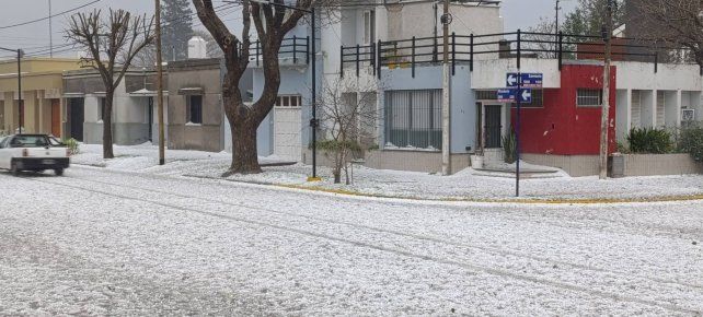 Las calles de Las Rosas se tiñeron de blanco a la mañana.