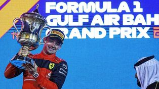 Leclerc celebra la obtención de la primera carrera de la temporada de la F1.