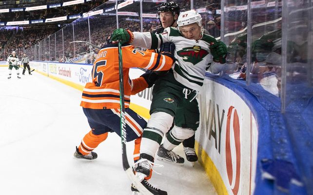 Kirill Kaprizov (97) de Minnesota Wild es controlado por Evan Bouchard (75) de Edmonton Oilers durante el tercer período de un juego de hockey de la NHL, en Edmonton, Alberta.
