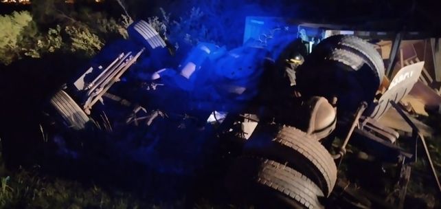 El hombre que murió en el vuelco en la autopista era un policía que hacía dedo y se subió al camión