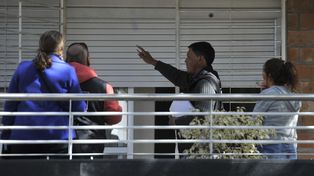primer piso. Uno de los tiros perforó la persiana de un departamento.