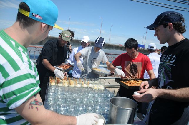El Puente Colgante se transformó por primera vez en un comedor a favor de la solidaridad