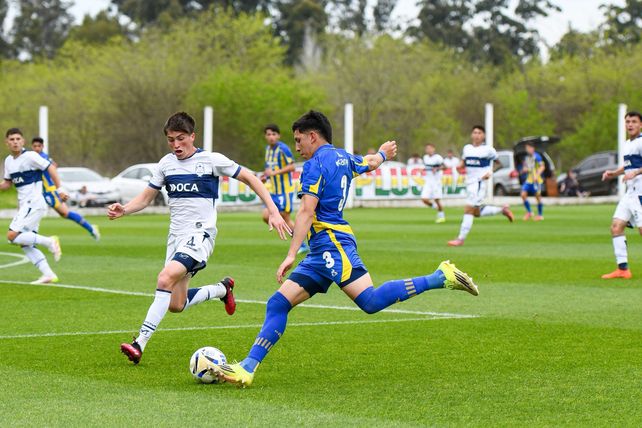 Leonardo Ríos saca el centro con pierna izquierda. Central no pudo sostener la ventaja que sacó en el inicio del partido.
