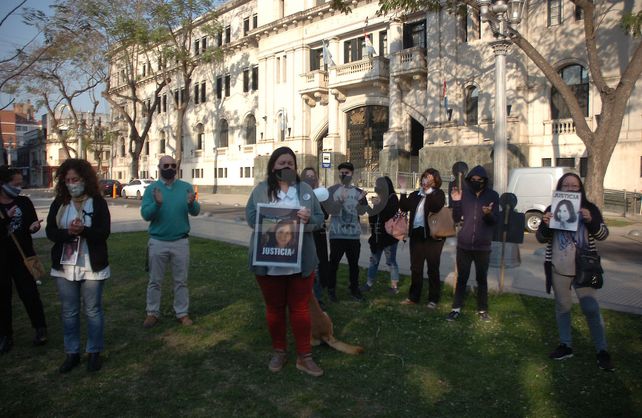 Abrazo simbólico a Tribunales para pedir justicia por el femicidio de Vanesa Castillo