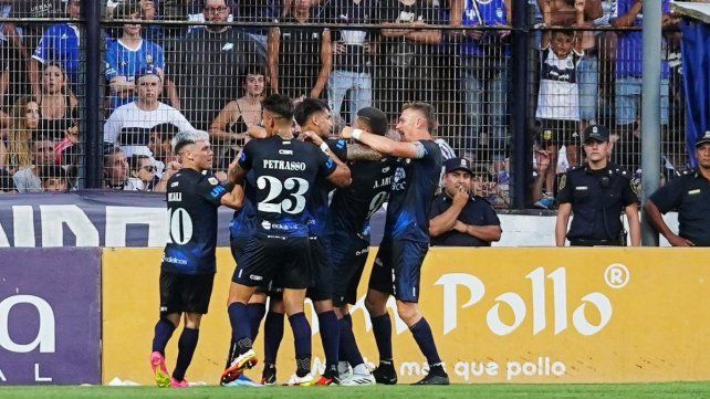 Los jugadores de Independiente Rivadavia festejan el primer triunfo del equipo mendocino en la máxima categoría del fútbol argentino.