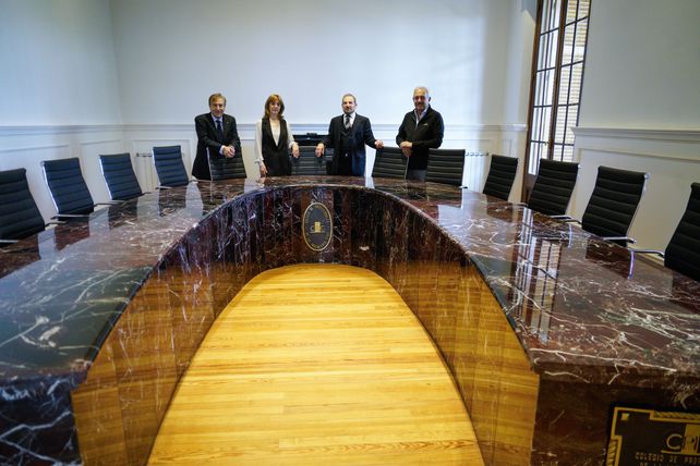 Una de las salas principales del Colegio ubicado frente al Monumento.