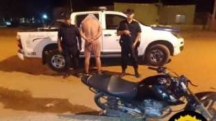 Un joven motociclista fue detenido por el delito de cohecho tras intentar eludir un control de la policía con el ofrecimiento de dinero.