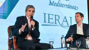 El ministro de Economía, Luis Caputo, habló ante empresarios. Les animó a invertir porque la sociedad está aguantando esto.&nbsp;