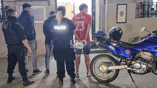 Los tres delincuentes fueron aprehendidos mientras robaban en un estacionamiento del sur de la ciudad.