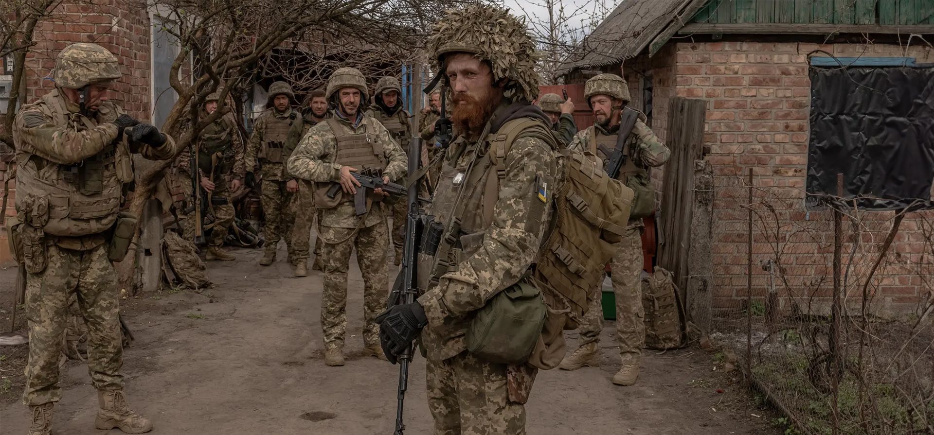 Soldados ucranianos de la 23ª Brigada Mecanizada esperan para ir hacia la línea del frente en dirección a Avdiivka, Región de Donetsk, Ucrania. Fotografía: Roman Pilipey/AFP/Getty Images Soldados ucranianos de la 23ª Brigada Mecanizada esperan para ir hacia la línea del frente en dirección a Avdiivka, Región de Donetsk, Ucrania. Fotografía: Roman Pilipey/AFP/Getty Images