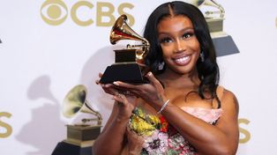 SZA cuenta con un Grammy en su trayectoria gracias la colaboración “Kiss Me More”, que lanzó junto a Doja Cat en 2021.