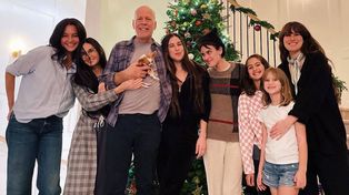 Familia completa: Bruce Willis junto a sus cinco hijas, su actual mujer, Emma Heming, y su ex, Demi Moore.