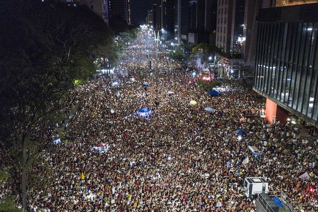 Una multitud festejó en la Avenida Paulista al conocerse el triunfo de Lula en el balotaje.