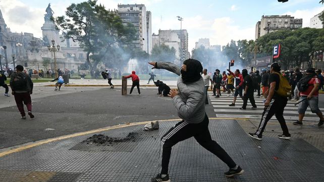 Destrozos y enfrentamientos entre la policía y los barras bravas en la marcha por los jubilados al Congreso