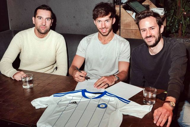 Gasly firm&oacute; la casaca de su nuevo club rodeado por sus socios Alexandre Mulliez y Fabien Lazare.