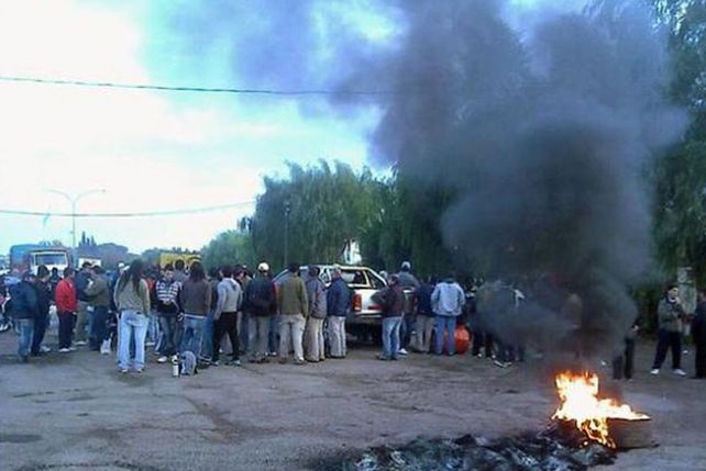 Trabajadores realizan un piquete en ruta 11 a la altura de San Lorenzo por un reclamo salarial