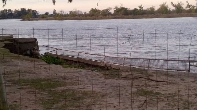 Se desmoronó parte de la defensa contra inundaciones en la localidad de San Javier
