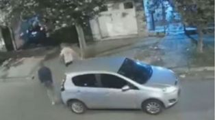 Una mujer entraba el auto a la cochera y fue abordada por delincuentes que le desvalijaron la casa: antes de irse le pidieron perdón.