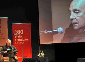 Galeano denunci&oacute; en la Feria del Libro que el mundo est&aacute; al rev&eacute;s