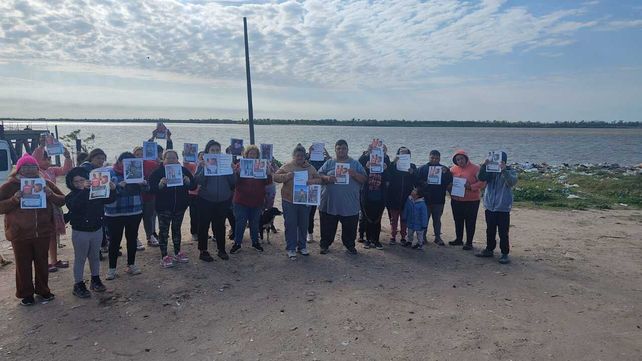 Familiares y amigos se reunieron en la costa de la zona de El Mangrullo para reclamar por la aparición del joven.