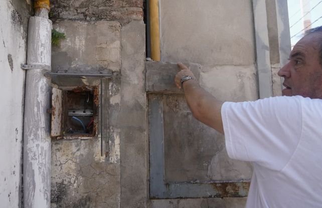El director de la escuela secundaria exhibe una de las instalaciones violentadas por los delincuentes.&nbsp;