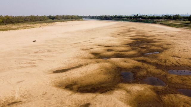 El Sahara del Paraná Viejo. La sequedad deja la arena con marcas que parecen óxido. Una mesa de madera que debería estar tapada de agua.