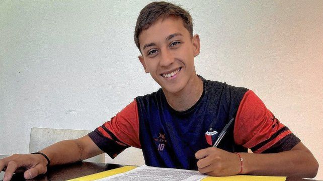 El juvenil Iván Barbona firmó su primer contrato con Colón