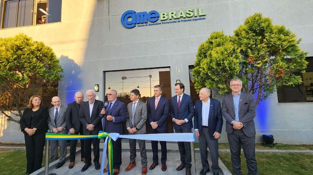 Durante el acto de inauguración se firmaron los primeros convenios con las provincias que harán uso del show room. En ese lote está Santa Fe.