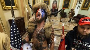 Jacob Anthony Chansley, uno de los manifestantes que invadió el Capitolio, con su icónico atuendo de toro. Posteriormente, fue detenido&nbsp;