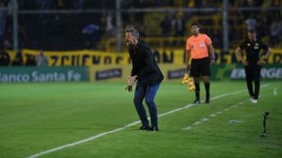 Cocca se desespera para dar indicaciones, pero el equipo no responde